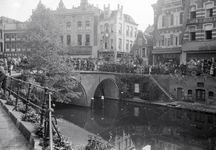 853216 Afbeelding van de intocht van de geallieerden, op de Oudegracht bij de Bakkerbrug te Utrecht.